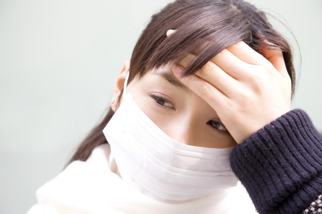風邪を引いた女性