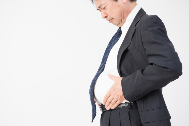 腹囲を気にする男性